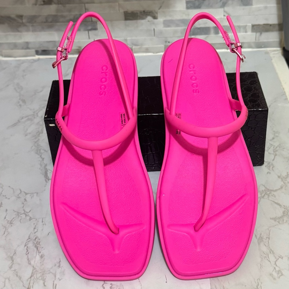 CROCS Miami Thong Flip Sandal in Pink Crush Size 8